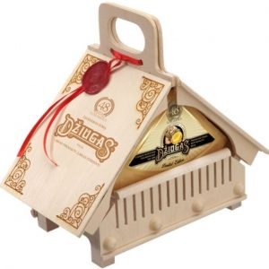 Cheese Džiugas Cottage in a wooden box – 0.9 kg